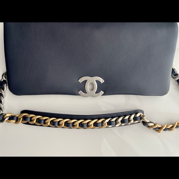 CHANEL Large 19 flap bag. - Picture 12 of 16